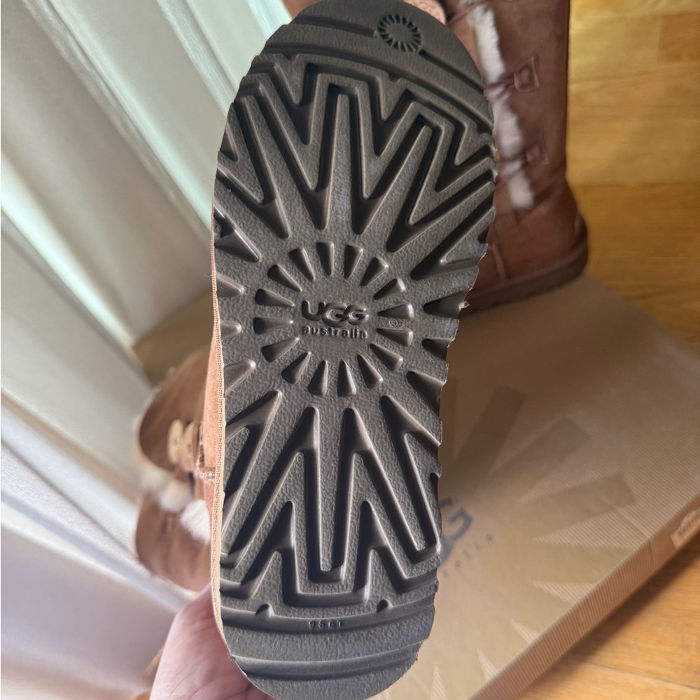 UGG Chestnut Bailey Button Triplet Boots brand new with box - Picture 4 of 9
